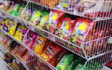 嚴厲打擊向未成年人銷售低俗包裝食品行為，保障青少年健康成長